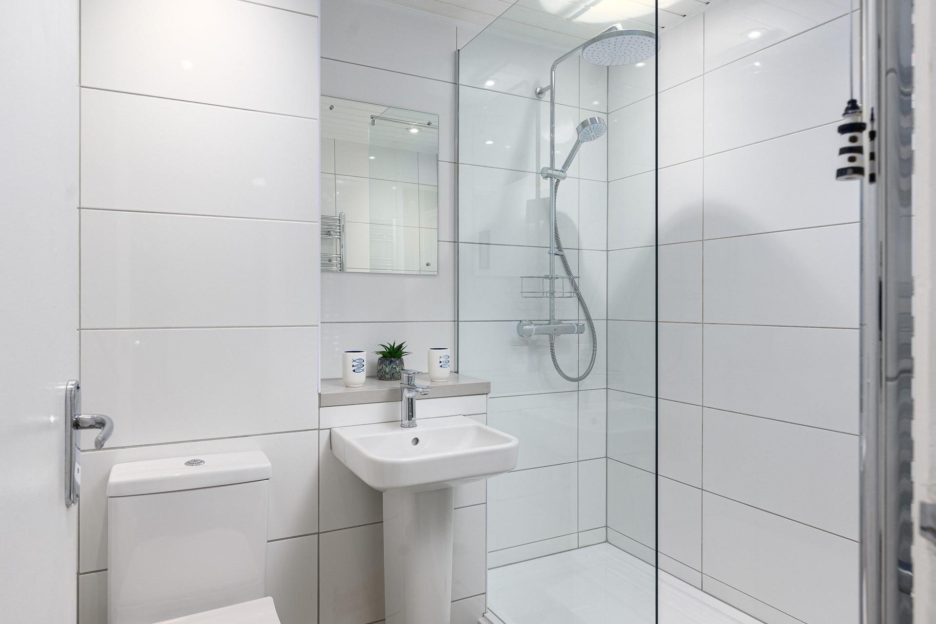 Light and fresh, the bathroom is perfect for washing away the sand when you've finished sunbathing on the beach.