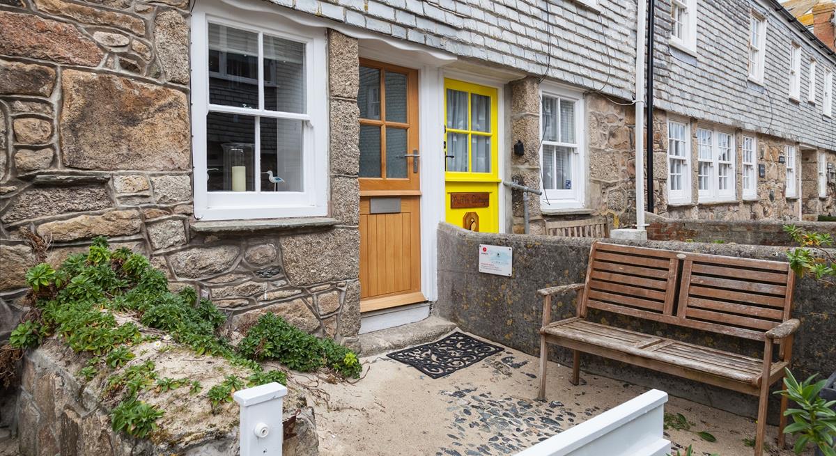 Polly's Cottage has a pretty cobbled front courtyard for sitting out and enjoying your morning cuppa.