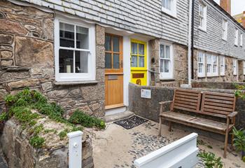 Polly's Cottage has a pretty cobbled front courtyard for sitting out and enjoying your morning cuppa.