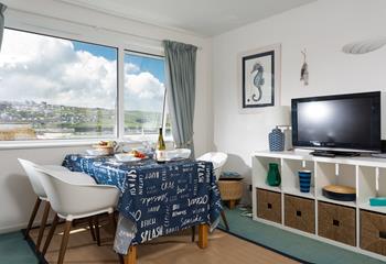 The open plan kitchen and dining area make it easy to socialise with your loved ones whilst cooking.