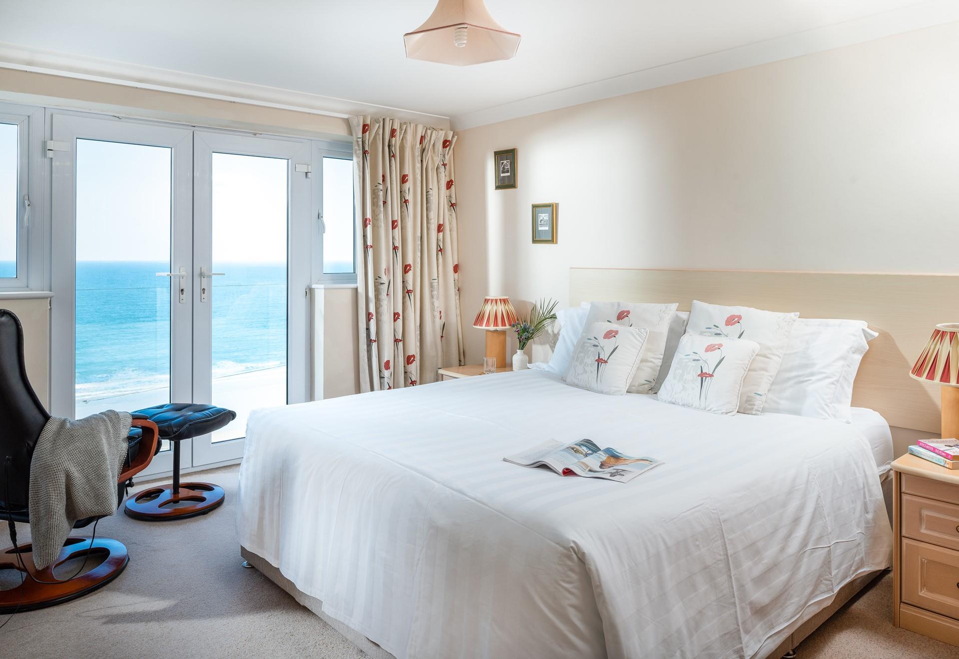 Sink into the sumptuous super king size bed, watching the mesmerising view as the sun sets over the bay. 