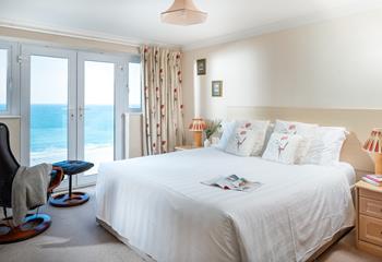 Sink into the sumptuous super king size bed, watching the mesmerising view as the sun sets over the bay. 