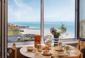 A simple breakfast becomes a magical experience with these mesmerising views!