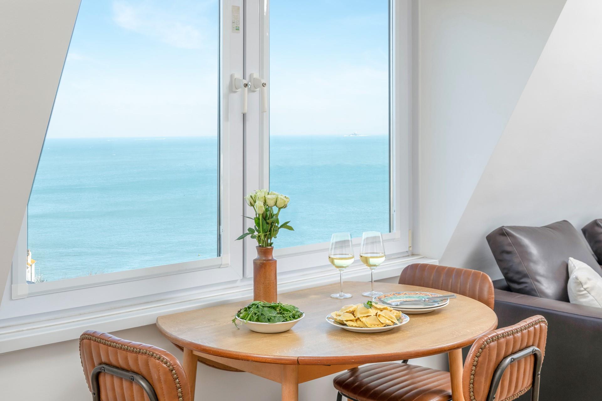 Tuck into a delicious lunch with these mesmerising views!