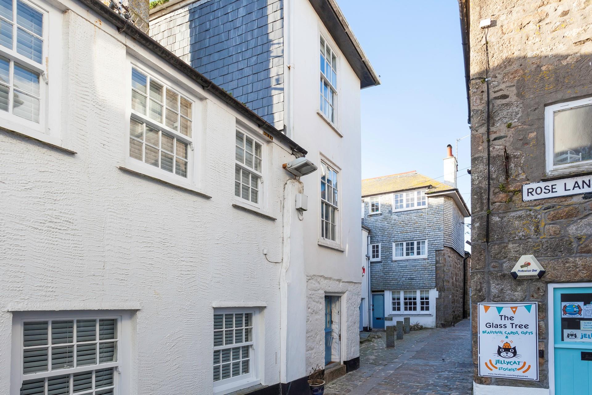 Perfectly positioned to explore St Ives, you can even bring your pooch along to enjoy it with you!