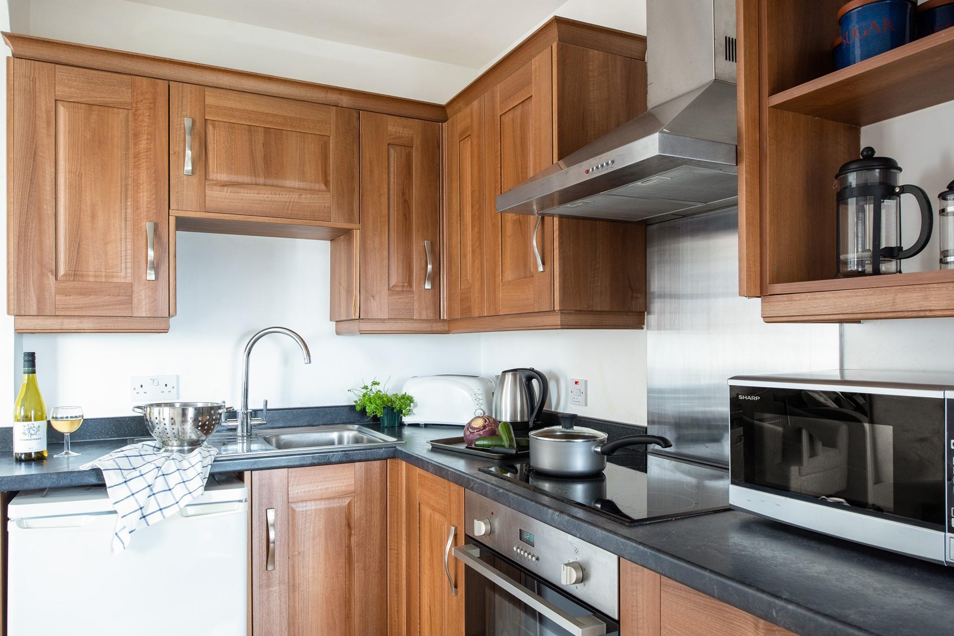 The traditional style kitchen is compact yet fantastically well-equipped, making it a breeze to whip up delicious meals.