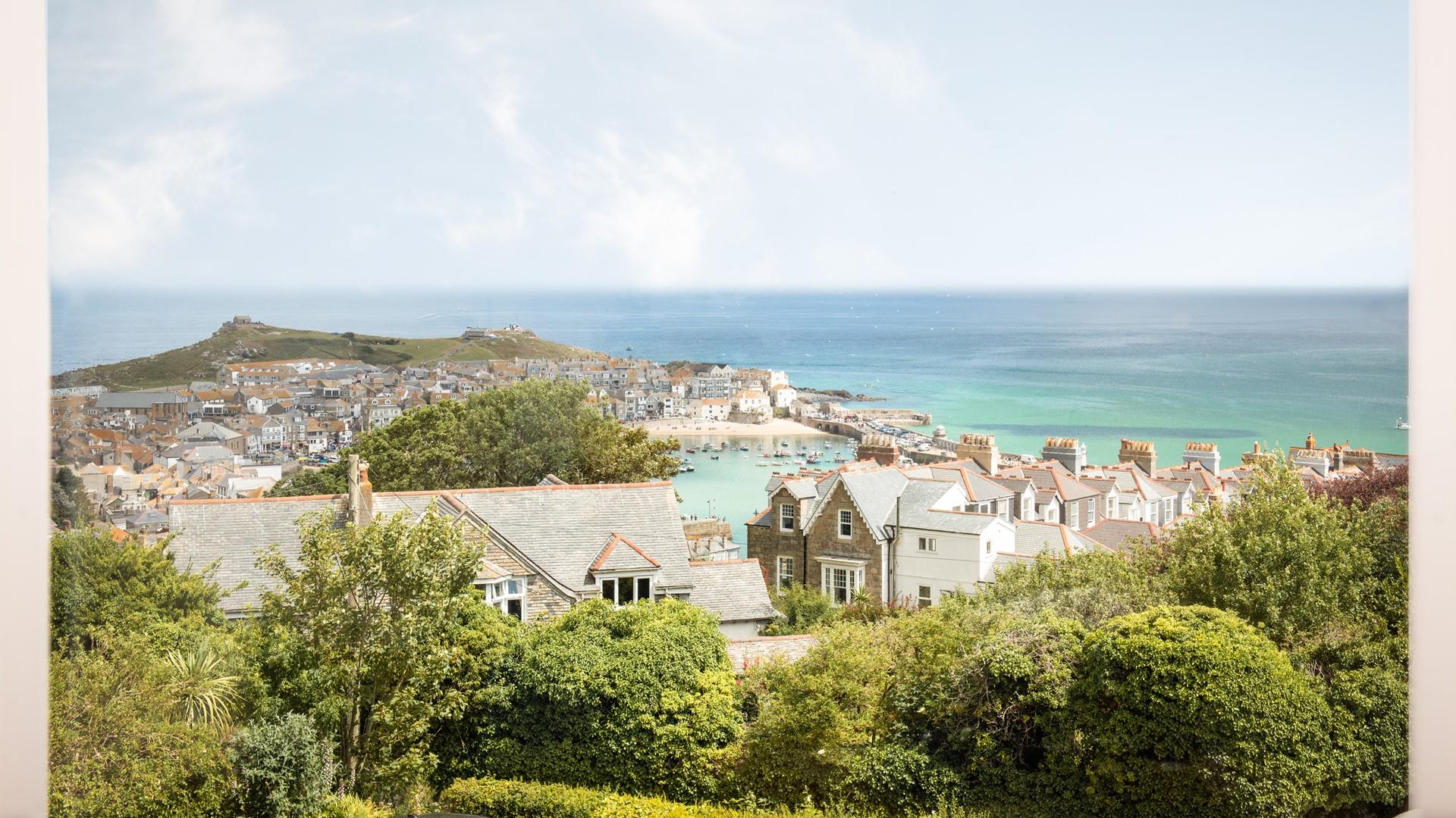 Set back yet still close to everything St Ives has to offer, the apartment is ideally located.
