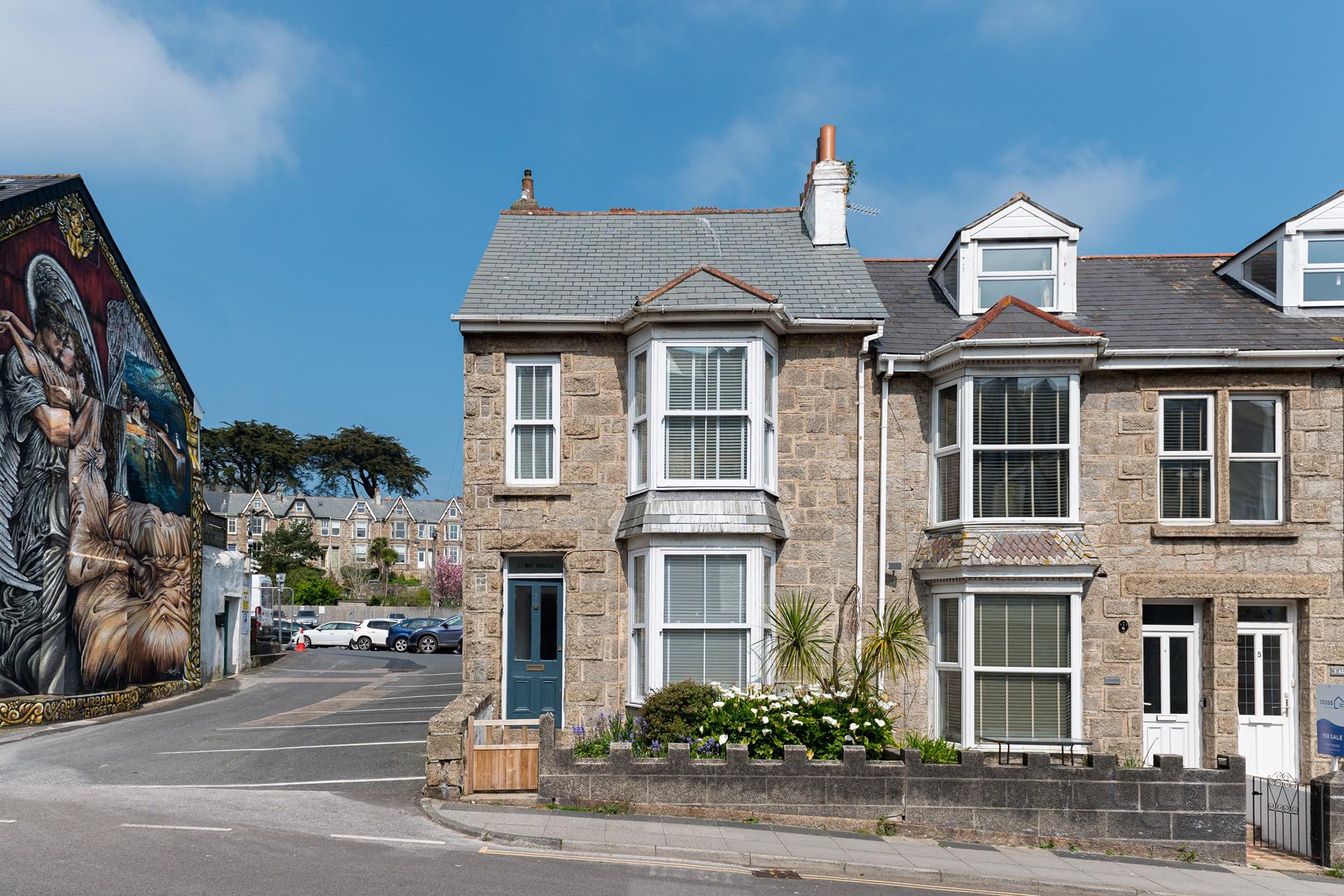 Stroll down into town for a spot of lunch in a local cafe.