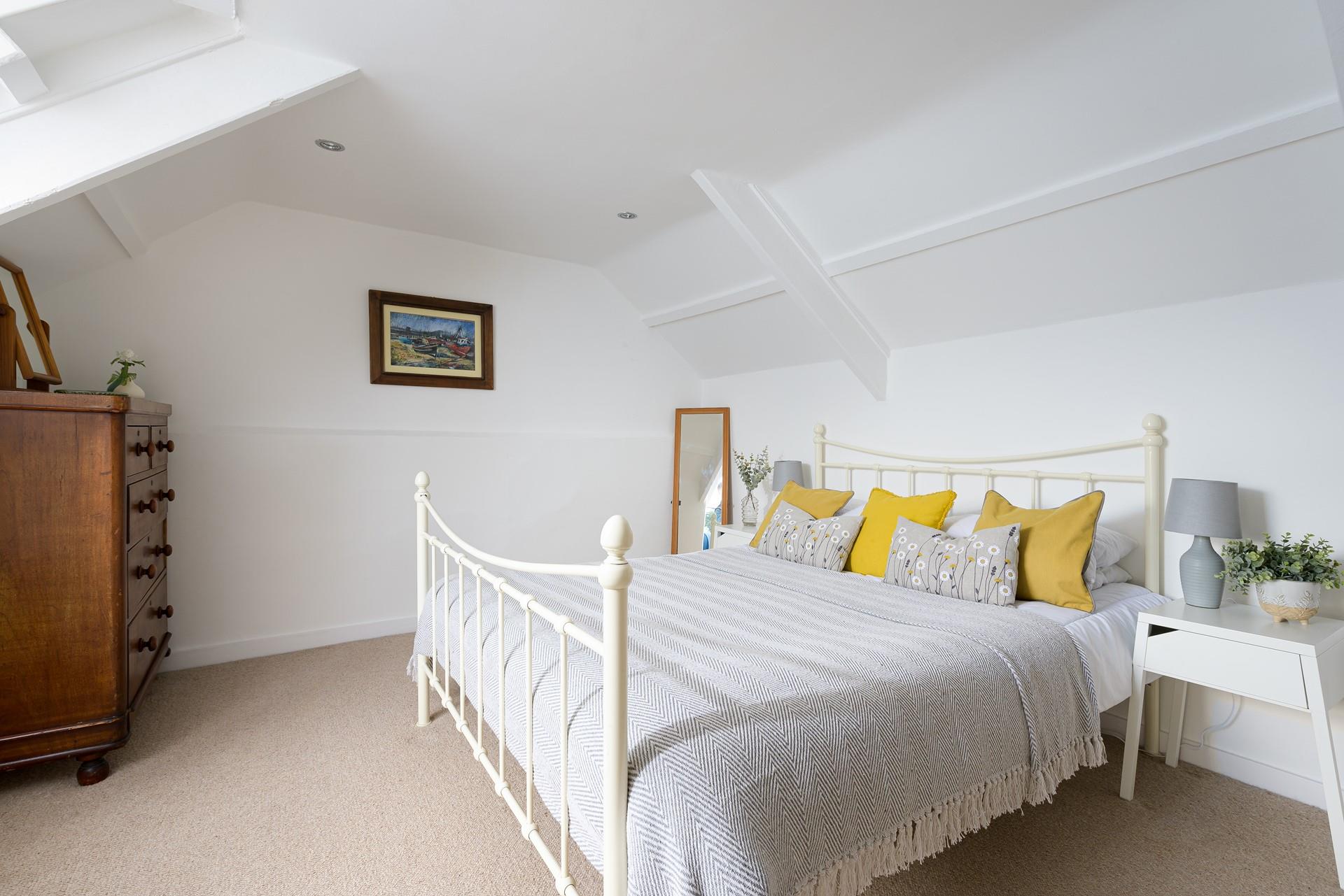 Wake up in the king size bed and enjoy sea glimpses while you sip your morning cuppa.