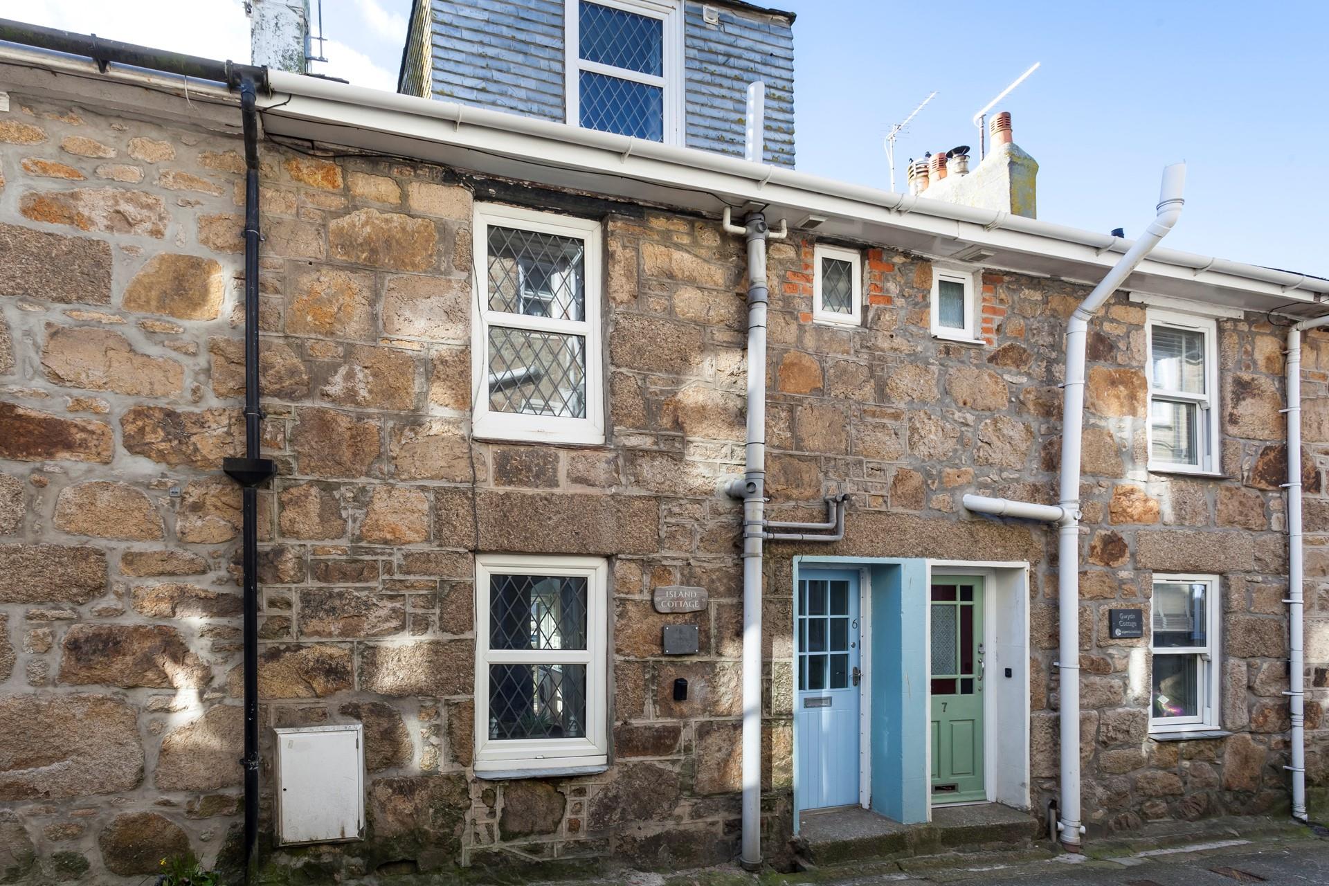 Island Cottage is ideally located in the heart of St Ives.