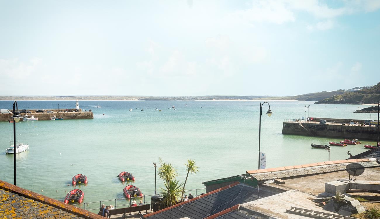 Just moments away are all the shops, cafes and beaches in St Ives, you can wander the cobbled streets looking for souvenirs.