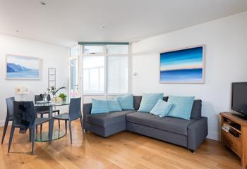 The blue furnishings and artwork reflect the close proximity to the seaside.