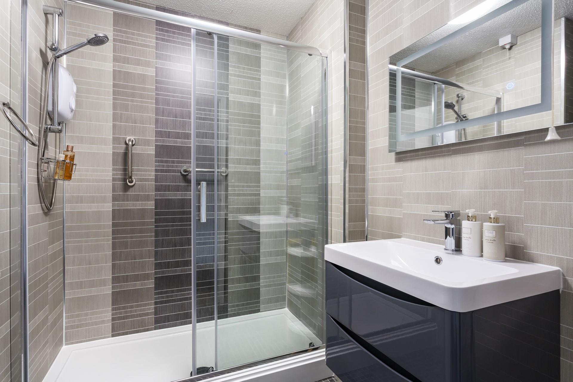 Wash off your sandy toes in the shower and head out into town for dinner.