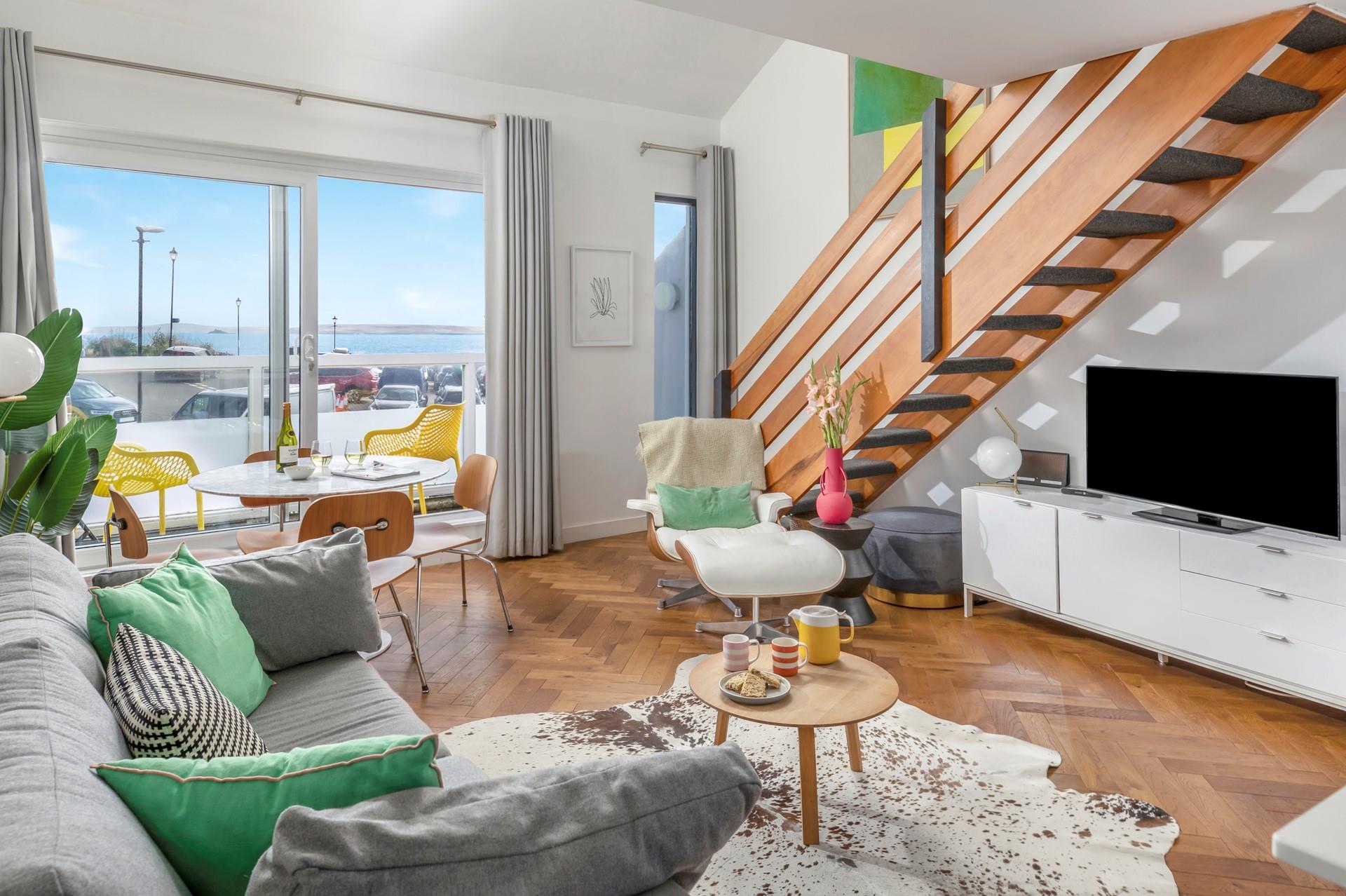 Bright and spacious, 40 St Nicholas Court is a delightful coastal retreat.