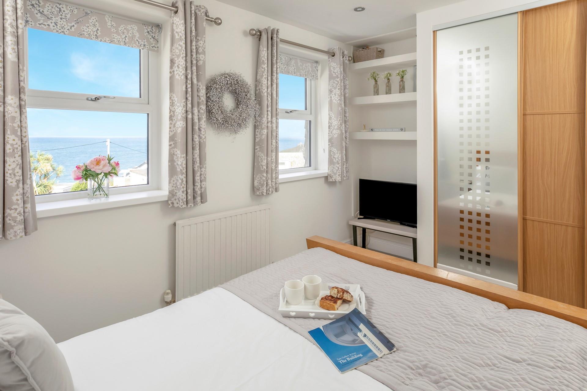 Wake up to far-reaching sea views!