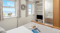 Wake up to far-reaching sea views!