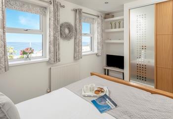 Wake up to far-reaching sea views!