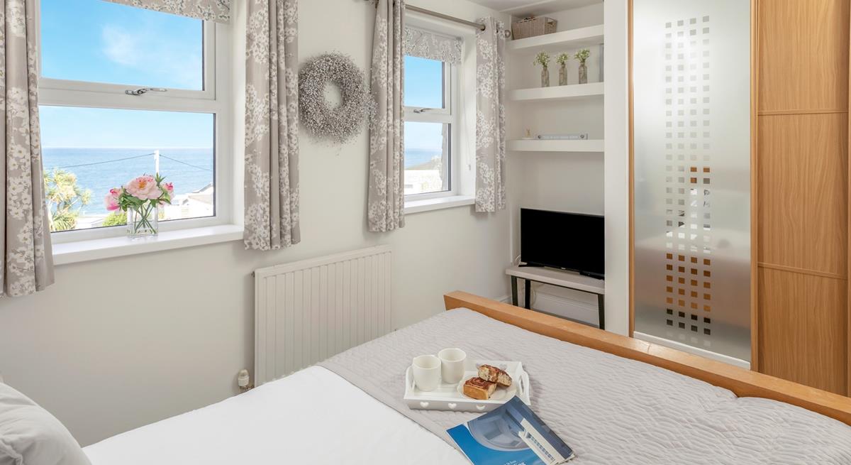 Wake up to far-reaching sea views!