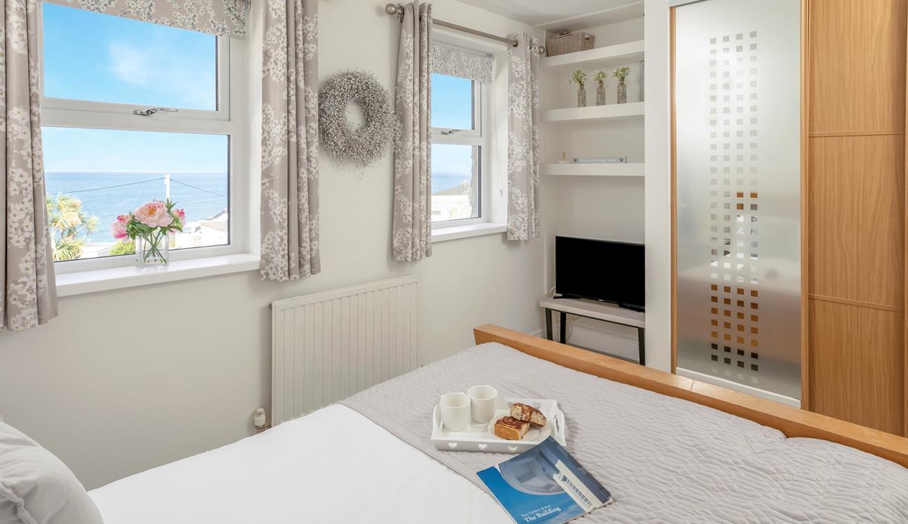 Wake up to far-reaching sea views!