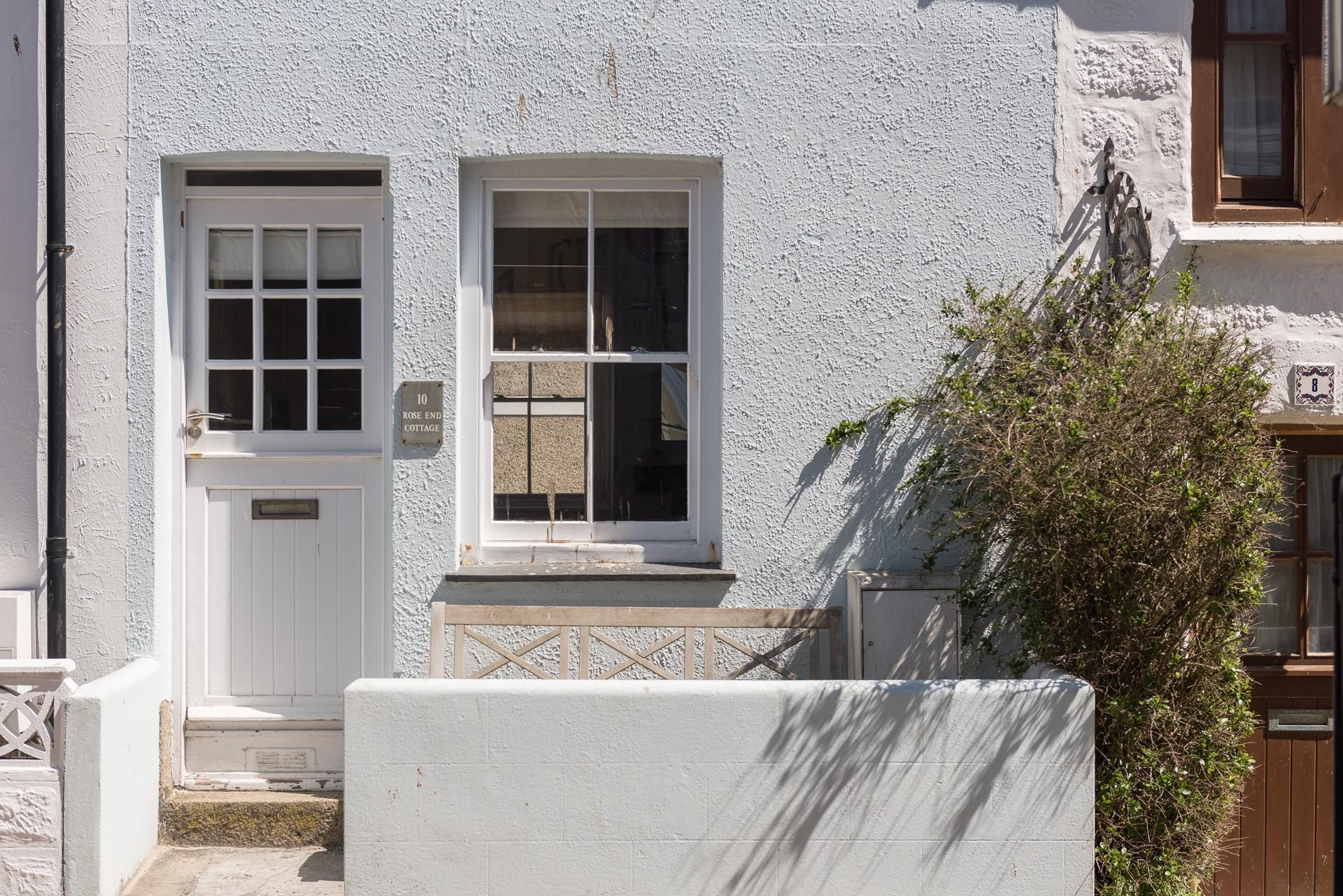 Located in Downalong, you are just minutes from all the shops and eateries in St Ives.