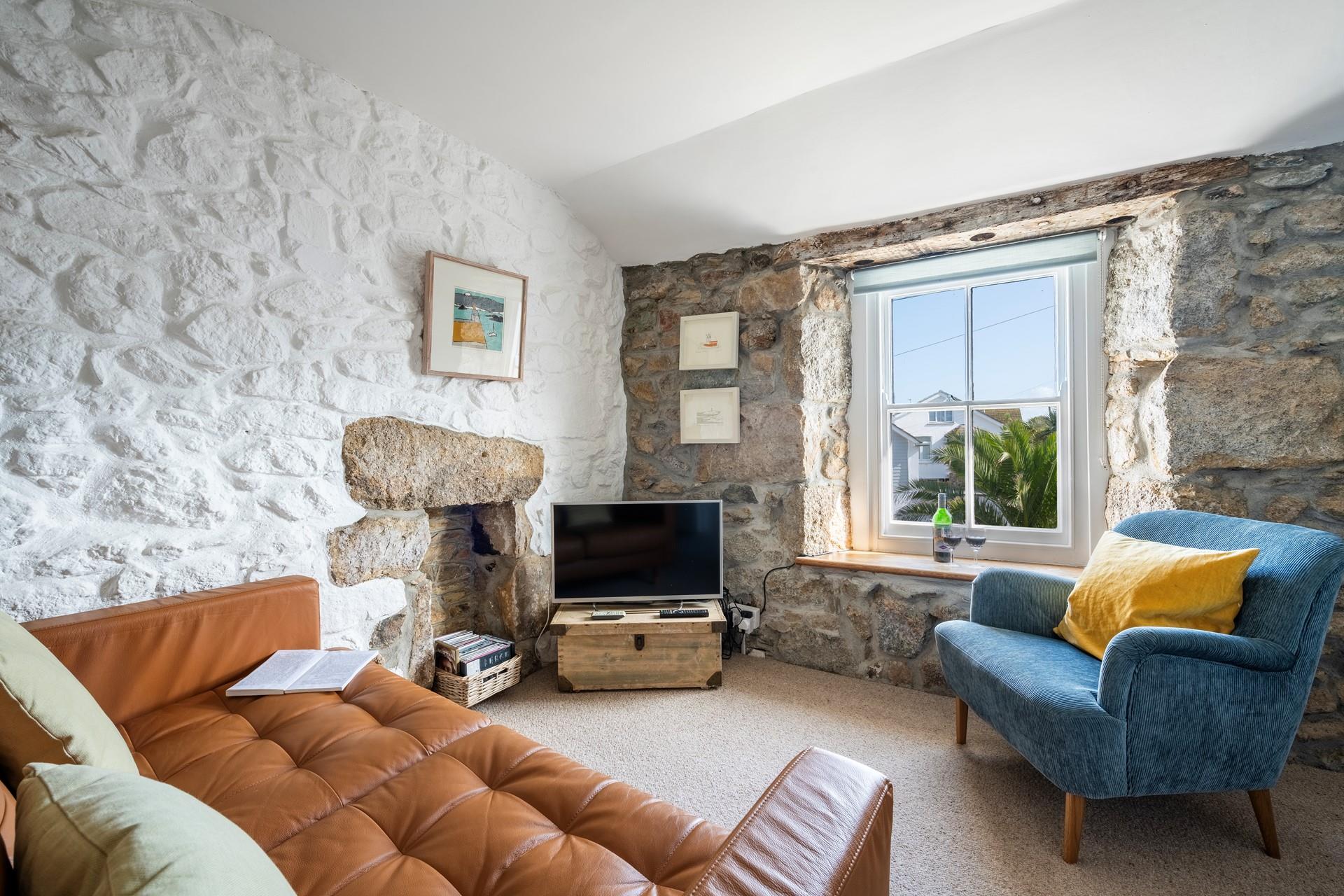 Mixing colours and fabrics, the living area is the perfect cosy space to relax.