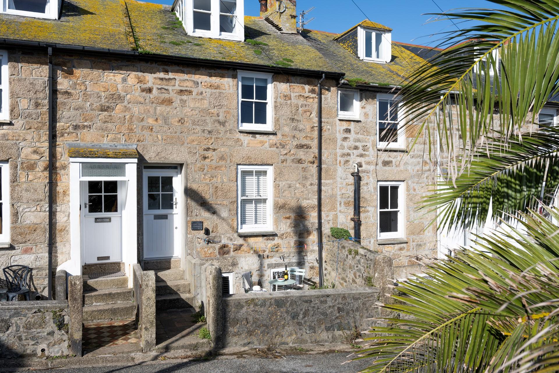 Ideally placed for exploring St Ives, Crow's Nest Cottage is close to the beach and many shops, restaurants and galleries.