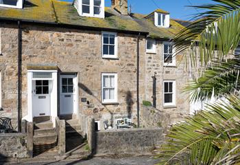Ideally placed for exploring St Ives, Crow's Nest Cottage is close to the beach and many shops, restaurants and galleries.