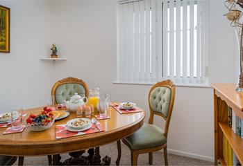 Enjoy a lovely breakfast on this comfortable dining table with retro dining chairs to match.