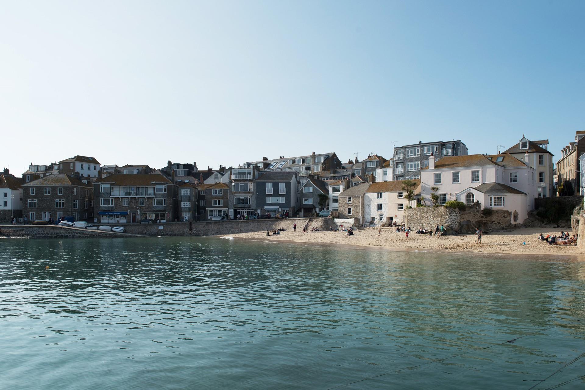 Sunnyside Apartment 5 is ideally located just behind Harbour beach. 