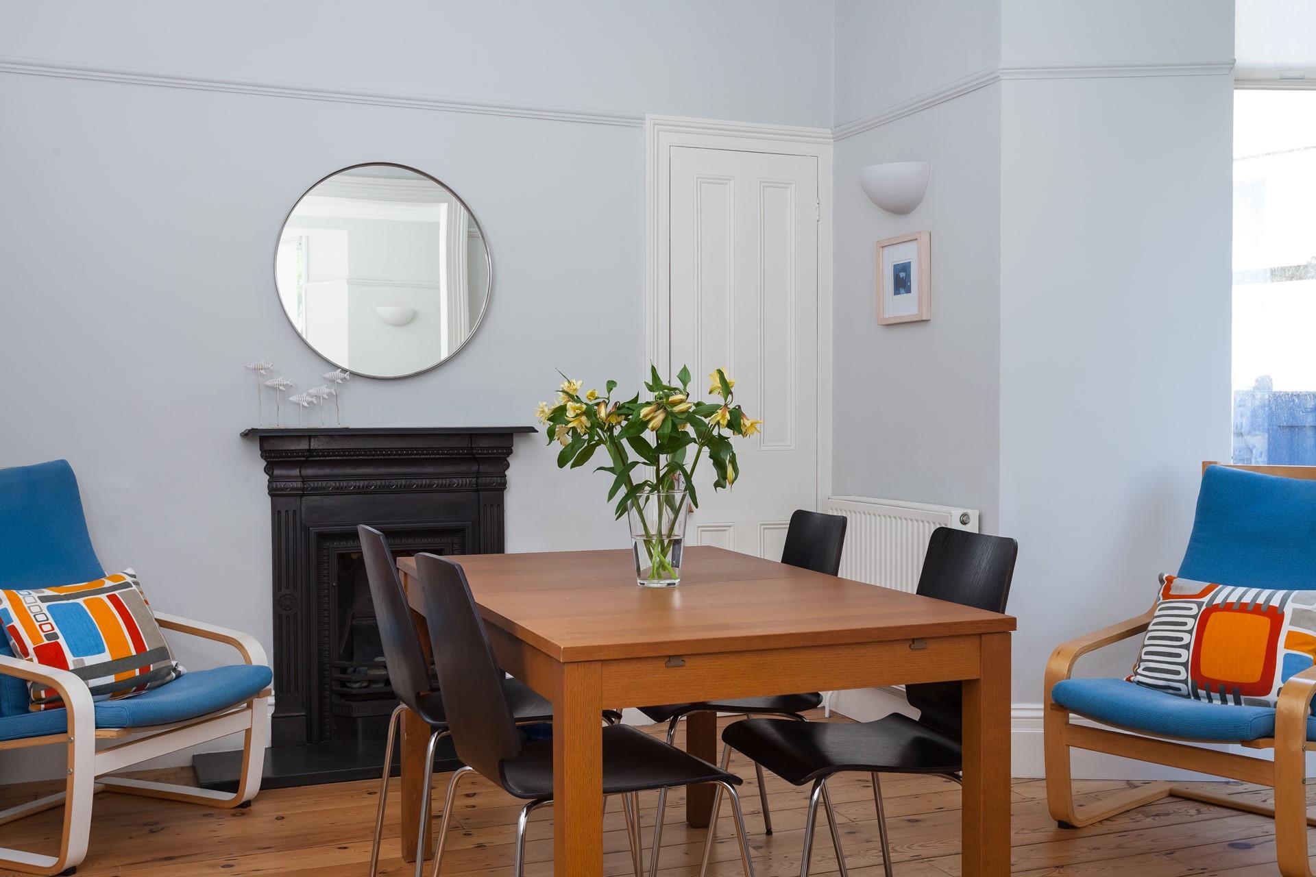 Only a short walk away is the cobbled streets of St Ives town which provides quaint shops and eateries.