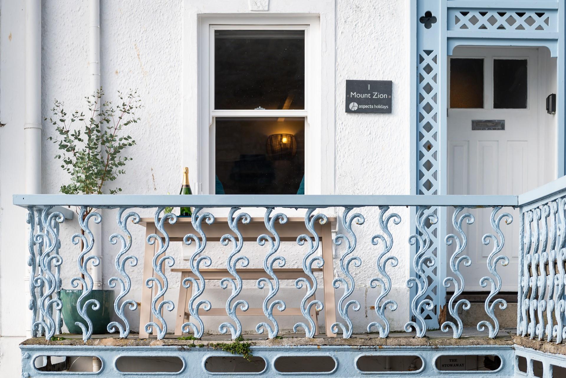 This is the ideal property for families looking to have everything St Ives has to offer right on their doorstep.