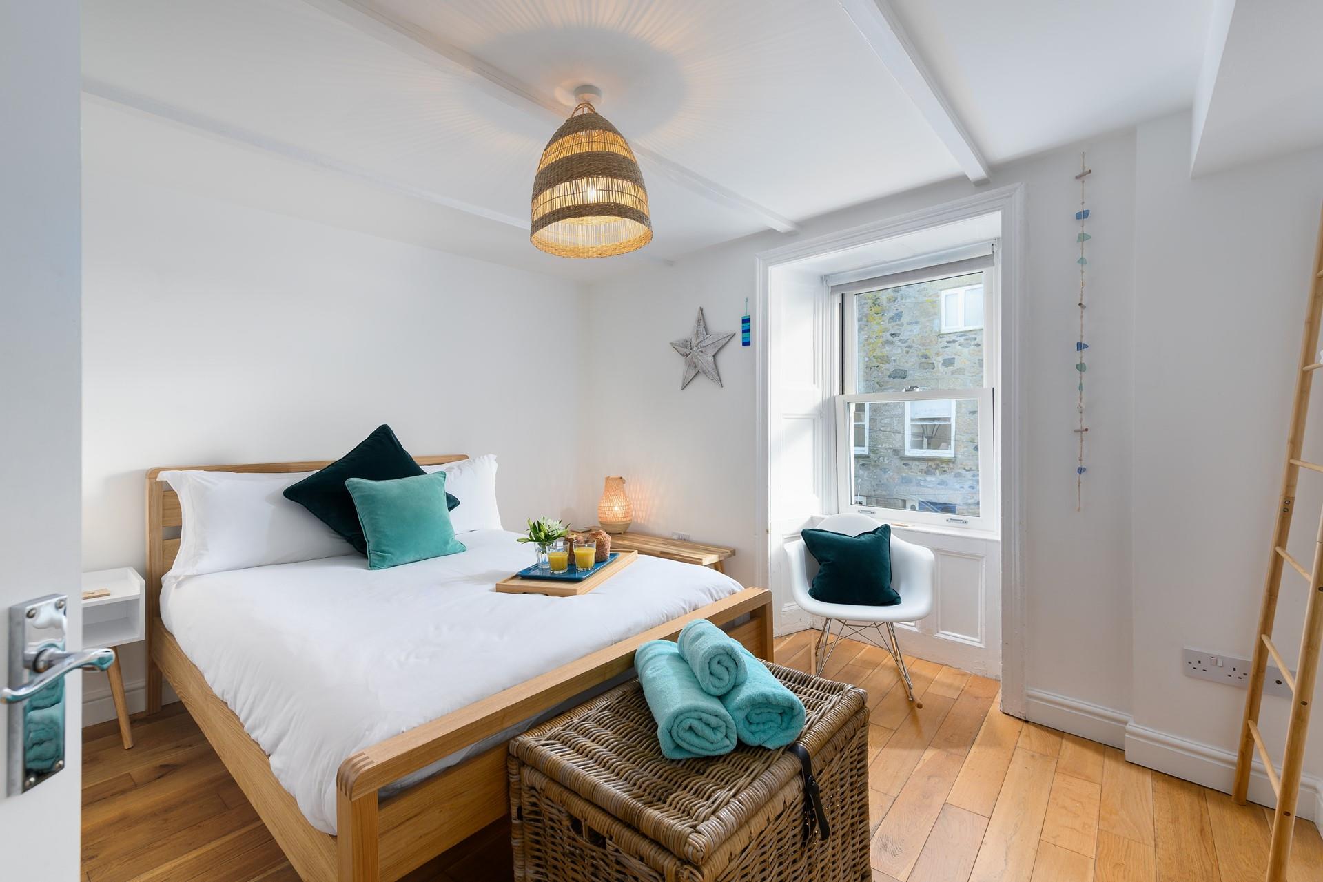 Soothing tones help you to relax and unwind before bed.