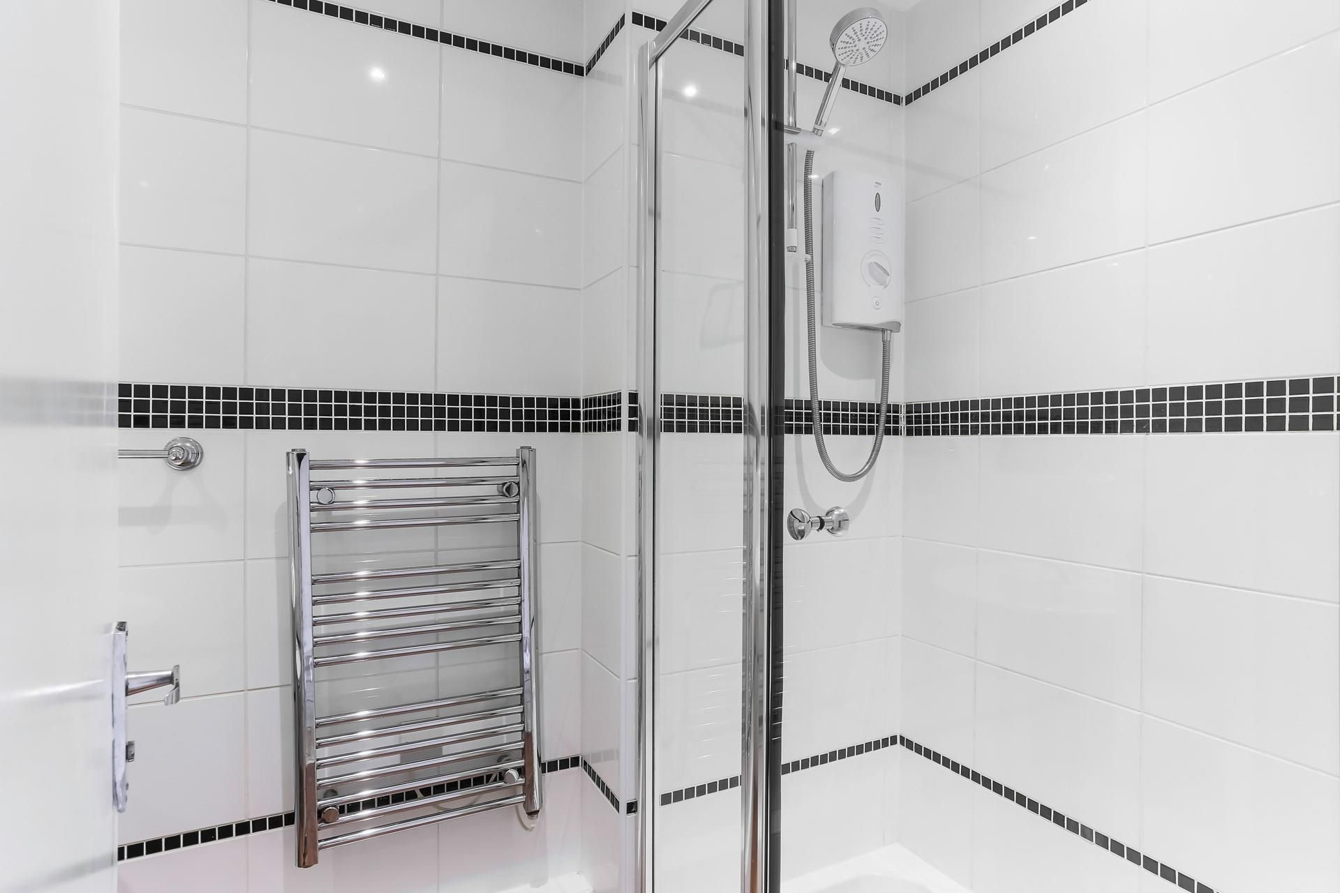 Modern and bright, the shower room is ideal for the whole family. 