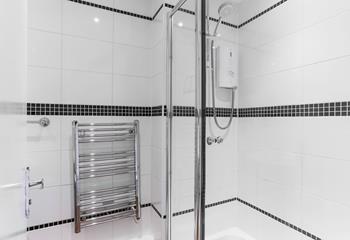 Modern and bright, the shower room is ideal for the whole family. 