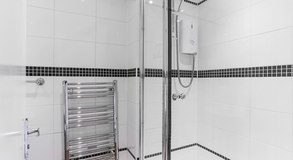 Modern and bright, the shower room is ideal for the whole family. 