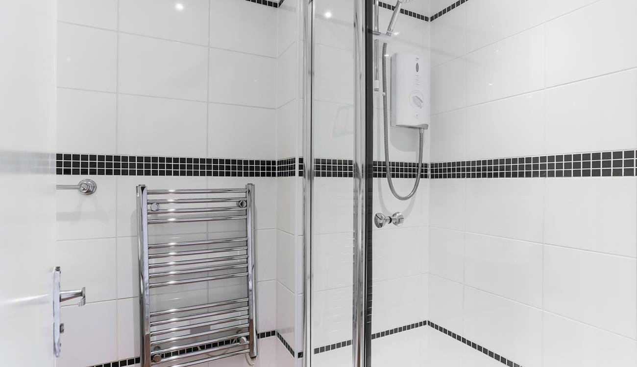 Modern and bright, the shower room is ideal for the whole family. 