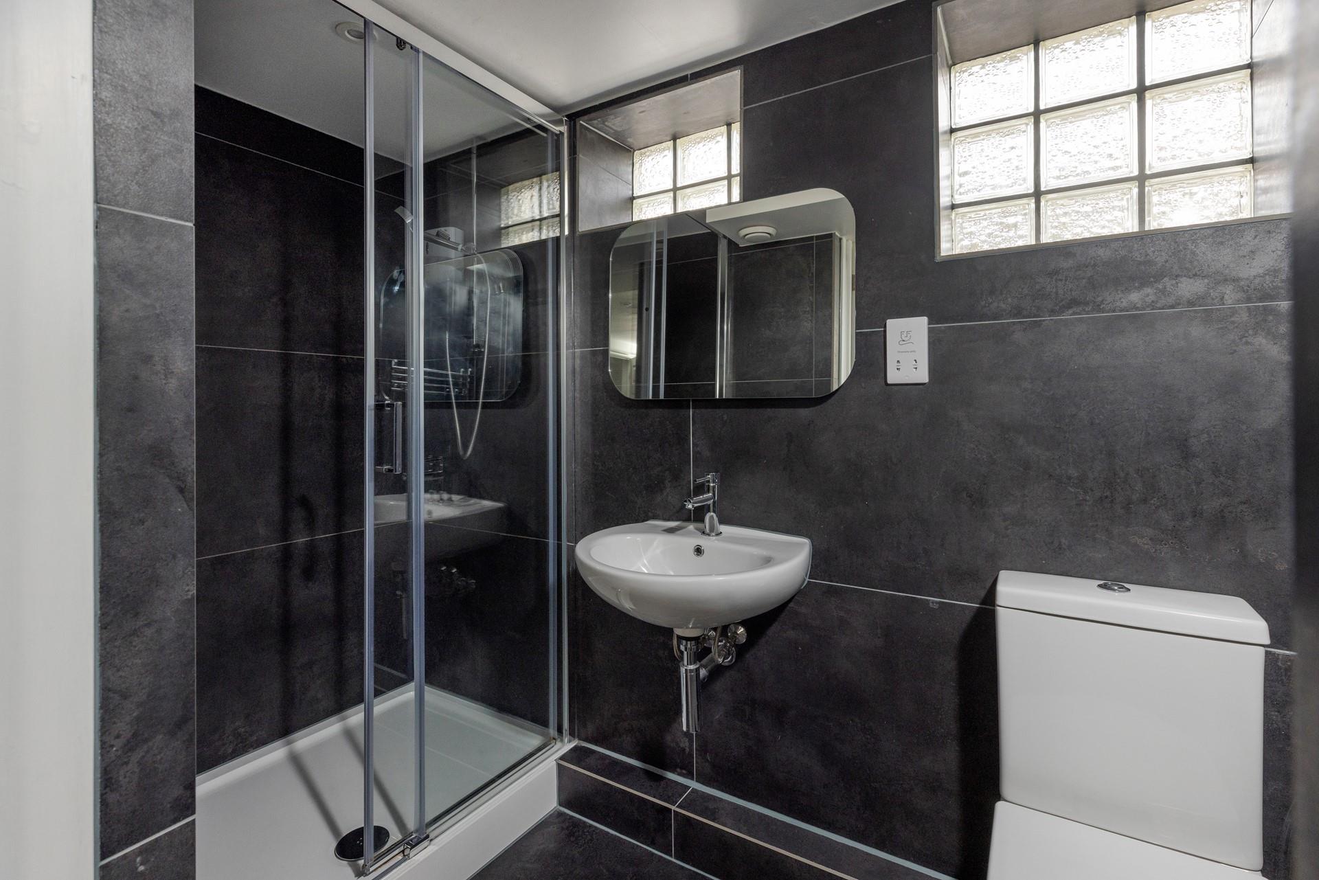 There's a spacious shower in the en suite bathroom.