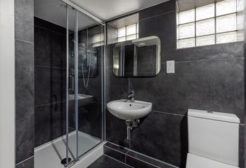 There's a spacious shower in the en suite bathroom.