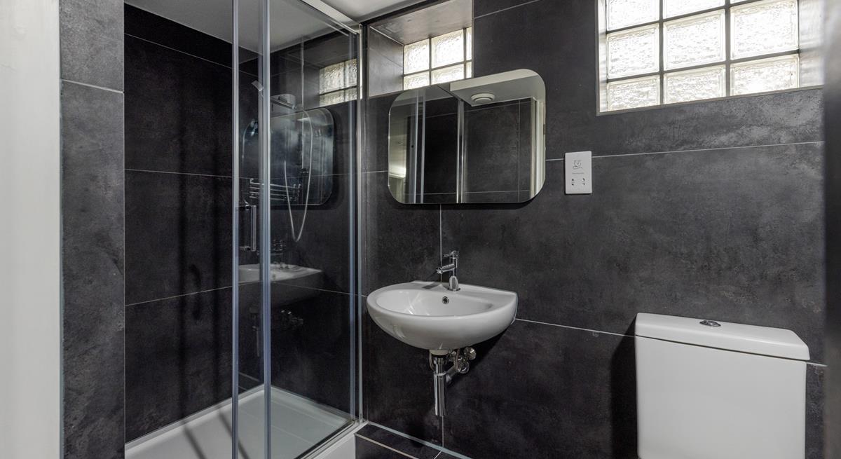 There's a spacious shower in the en suite bathroom.