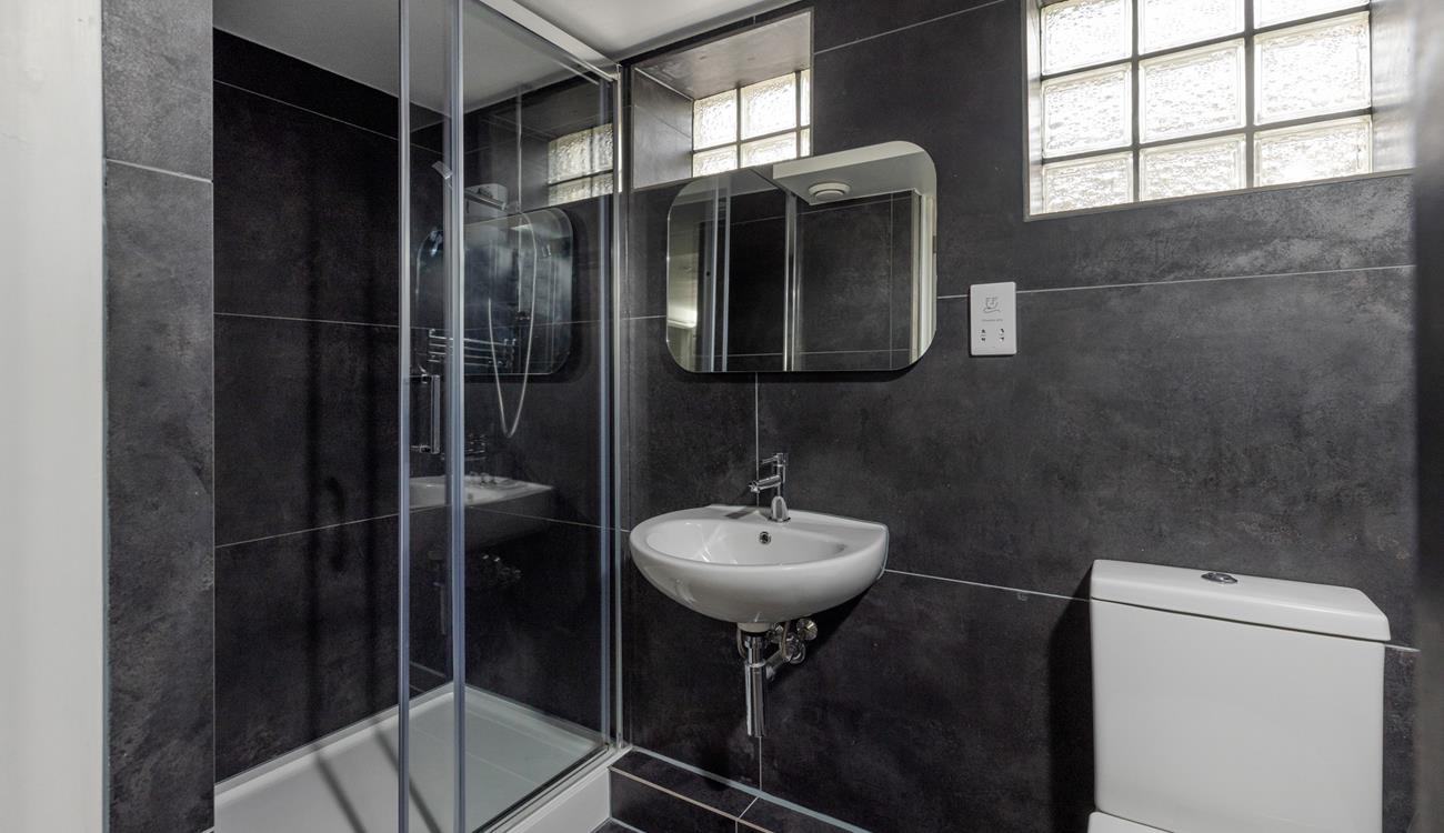 There's a spacious shower in the en suite bathroom.