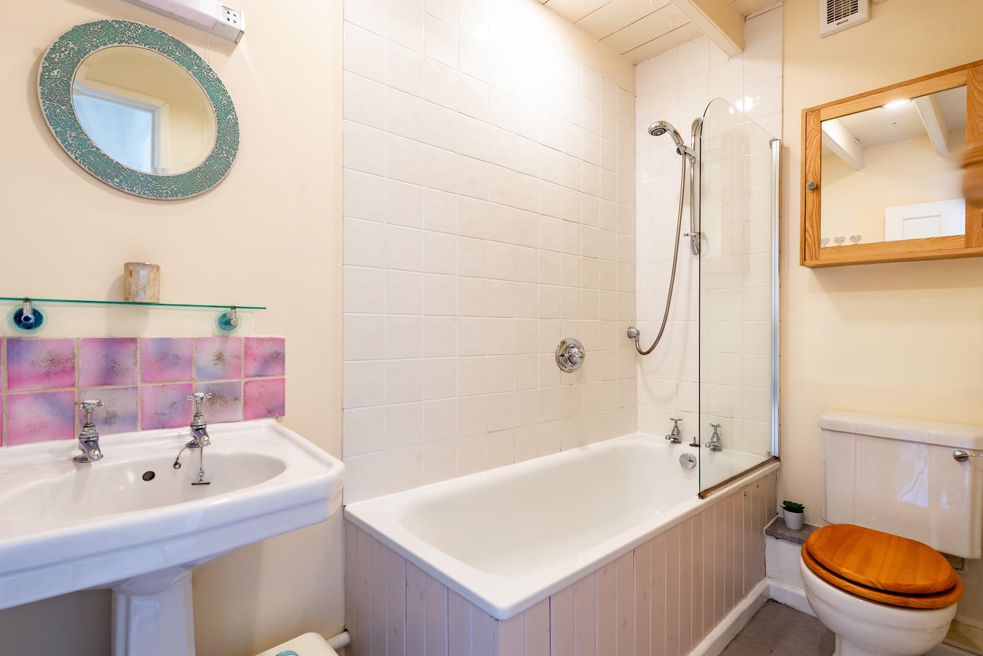 After a day of sun, sea and sand, indulge in a bubbly soak in this spacious bath.