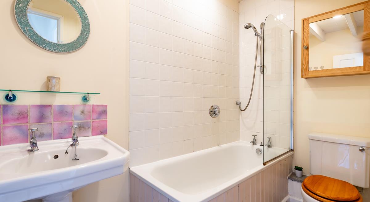 After a day of sun, sea and sand, indulge in a bubbly soak in this spacious bath.