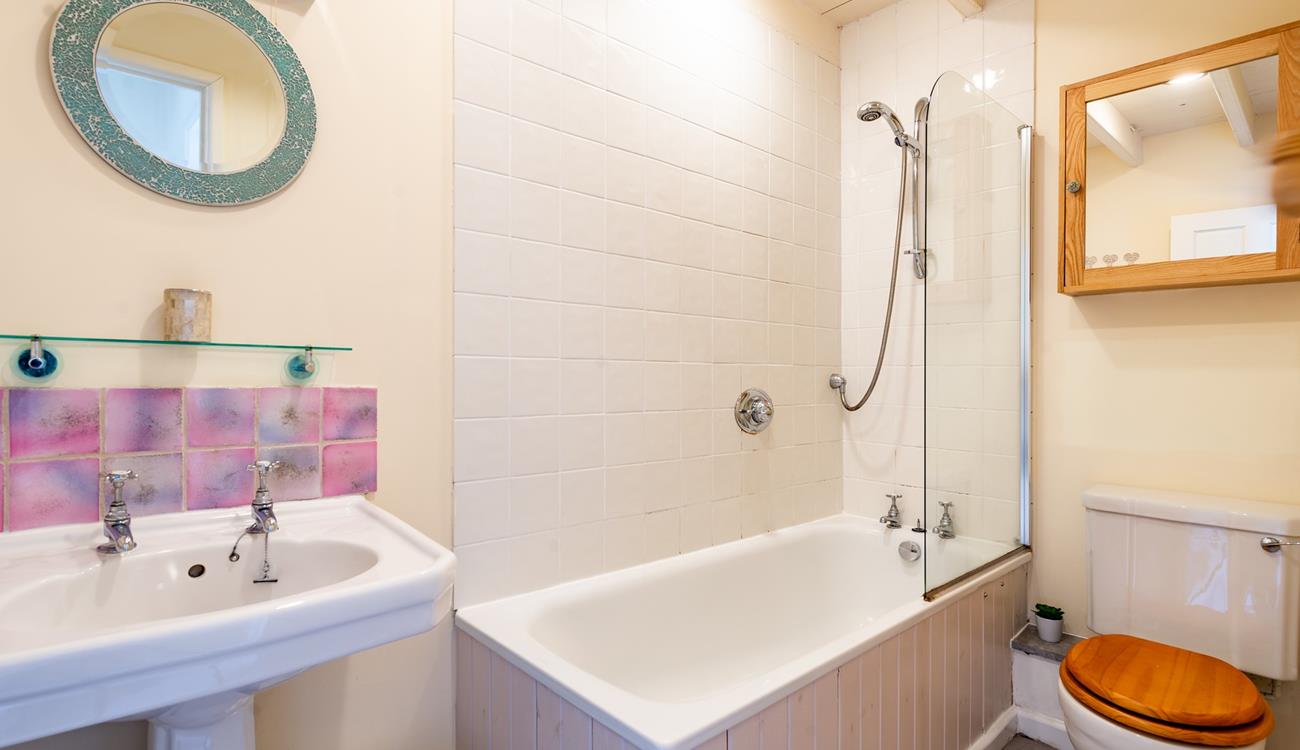 After a day of sun, sea and sand, indulge in a bubbly soak in this spacious bath.