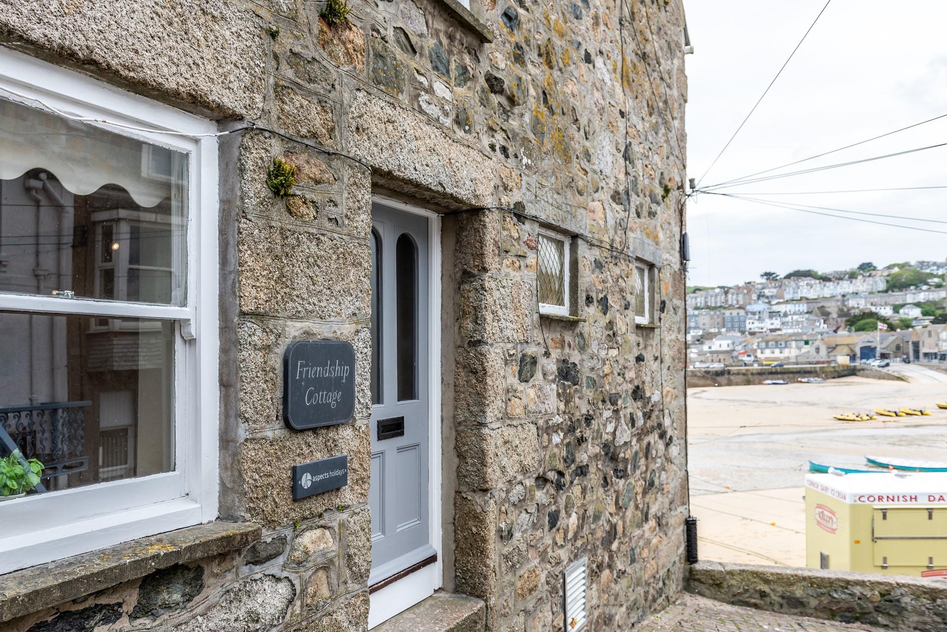 With everything St Ives has to offer right on your doorstep, Friendship Cottage is ideal for families wanting a classic seaside holiday.