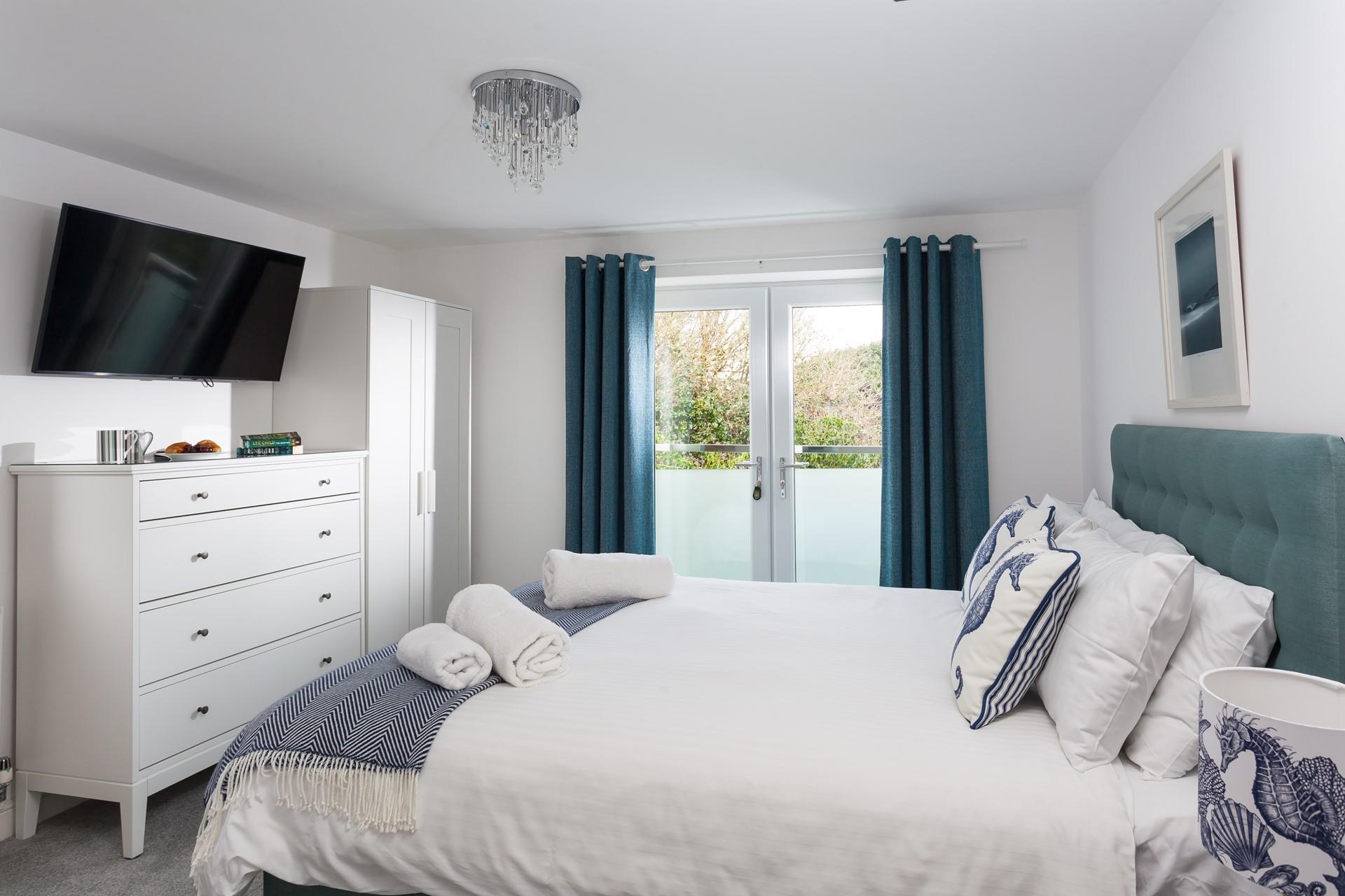 Stylishly decorated with blue and white tones, bedroom 4 gives a nod to the seaside.