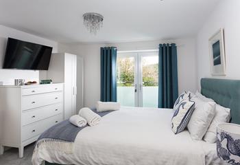 Stylishly decorated with blue and white tones, bedroom 4 gives a nod to the seaside.