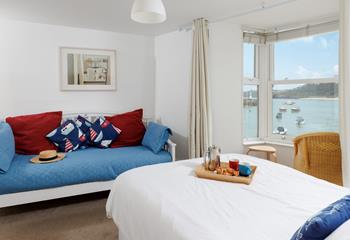 Open the blinds to stunning sea views every morning!