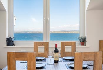 Make the most of the dining table to enjoy family meals and spectacular sea views!