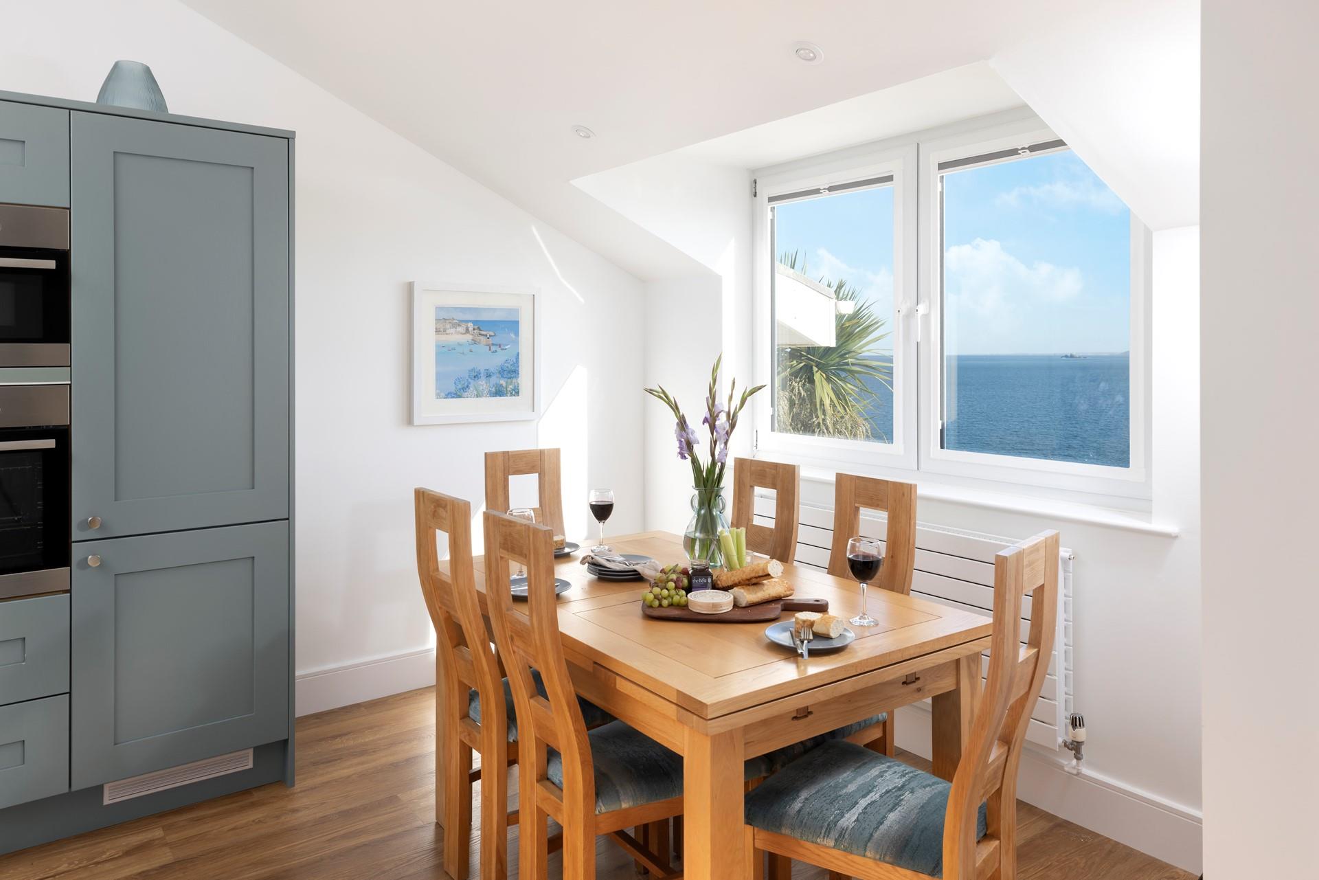 Make the most of the dining table to enjoy family meals and spectacular sea views!