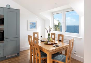 Make the most of the dining table to enjoy family meals and spectacular sea views!